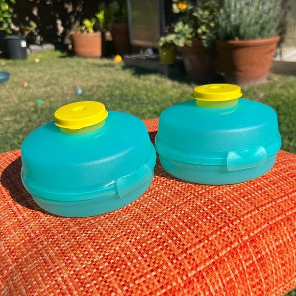 4PC NEW TUPPERWARE 2 ROUND KEEPERS 2 SMIDGETS SANDWICH BAGEL SALAD SNACKS CEREAL - Picture 2 of 5